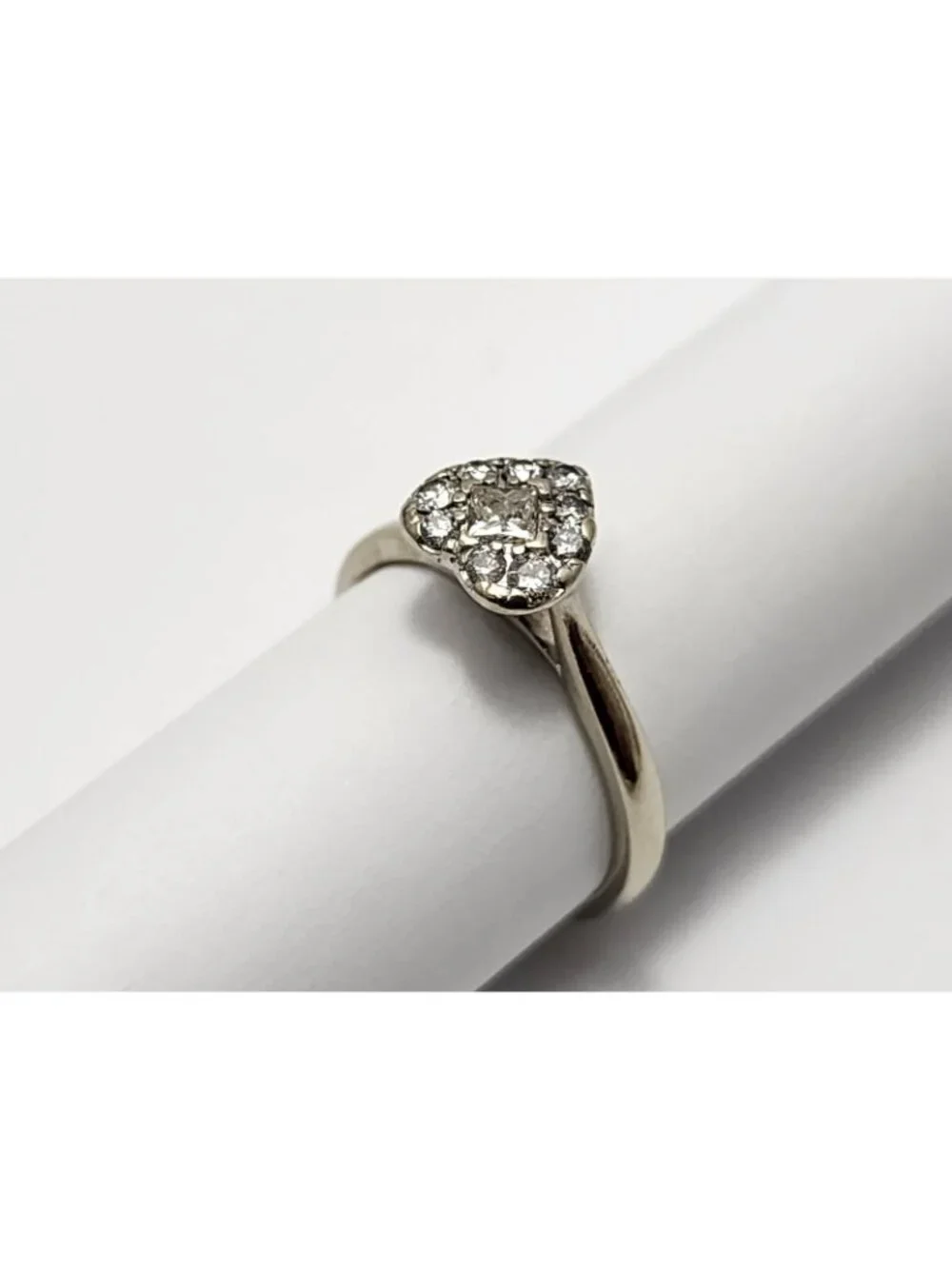 Beautiful 14K Karat Solid White Gold Designer Diamond Heart Ring - Size 6